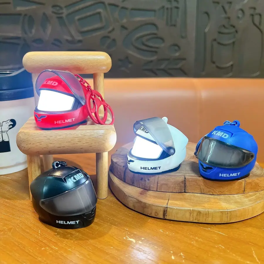 Mini casques dans les quatre couleurs