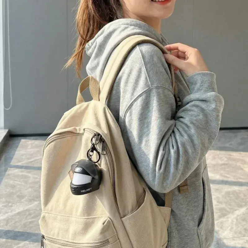 Mini casque accroché à un sac